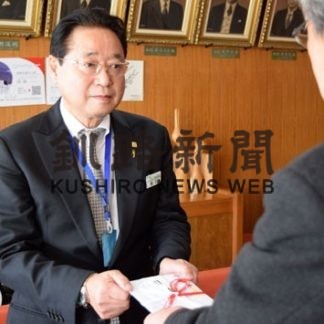 千歳のクラーク総合通商が防護服70着を釧路市に寄贈(2020-12-23)