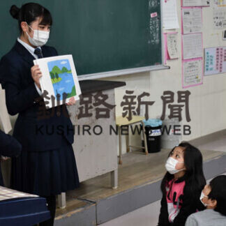 明輝高生、愛国小で英語の交流授業(2021-02-03)