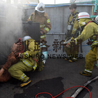 濃煙の坑道、火災想定　新人消防隊員らコールマインで訓練(2021-04-25)