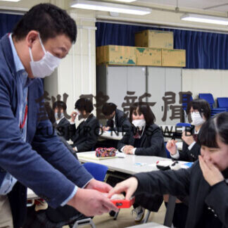 お菓子商品開発、プロに学ぶ　商業高、長谷製菓職員招き授業(2021-04-25)