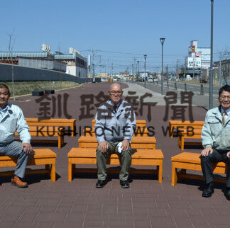 影本工業が木製ベンチ寄贈(2021-04-29)