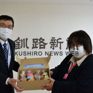 クッキー食べてほっと一息　医療従事者にお菓子(2021-04-29)