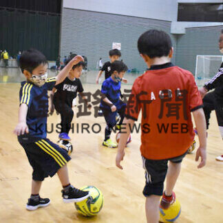 小学１～２年生、笑顔でサッカー親しむ(2021-04-25)