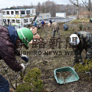 行楽前、樹木きれいに　造園技能士会が動物園で剪定奉仕(2021-04-25)