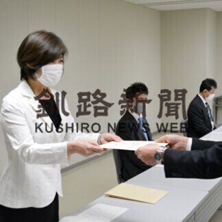 釧路税務署が国税モニターに委嘱状伝達(2021-04-27)