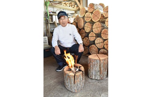 白糠の石井さん、丸太で手作りトーチ製作(2021-04-30)