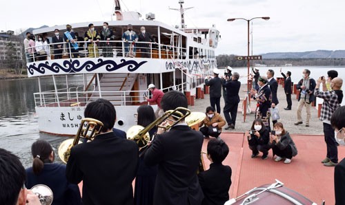 阿寒湖で湖水開き、観光振興願う(2021-04-30)