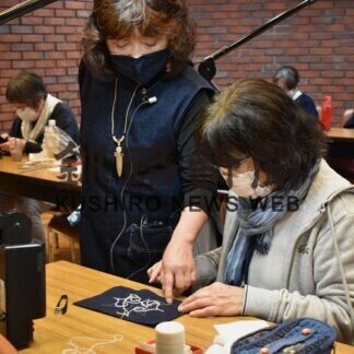 アイヌ文様の刺しゅうを体験　市立博物館で講座(2021-05-24)