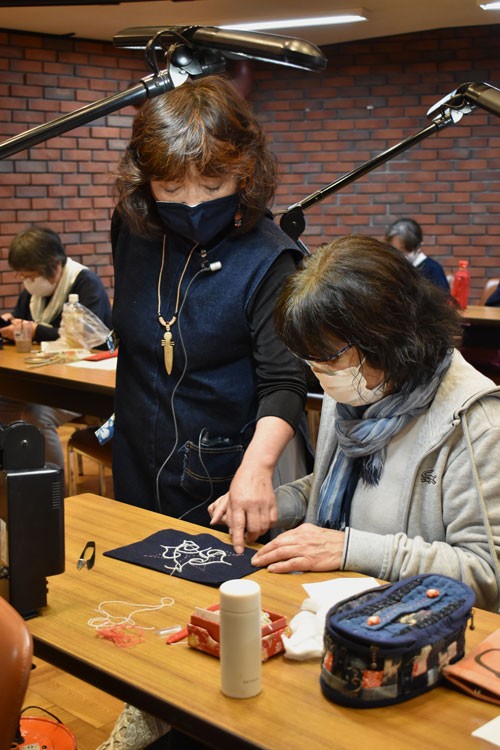 アイヌ文様の刺しゅうを体験 市立博物館で講座(2021-05-24)