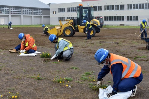阿寒中のグラウンドを整備(2021-05-26)