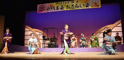 華やかな舞踊で観客魅了(2021-05-26)