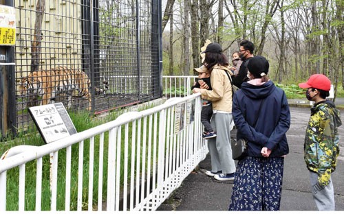 動物園、管内外から親子連れ 緊急事態の日曜(2021-05-24)