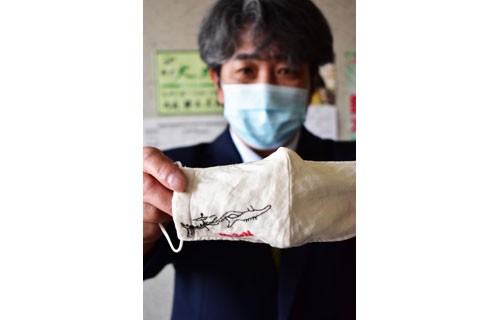 捕鯨彫刻図を刺しゅう マスクで北方文化PR(2021-05-25)