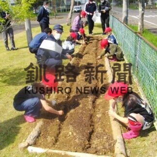 ヒマワリに交通事故根絶願う、音別小花壇に種まき(2021-05-27)