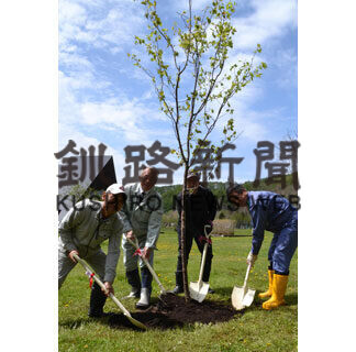 納税返礼品のエゾヤマザクラ、小松茂町長らが苗植樹(2021-05-23)