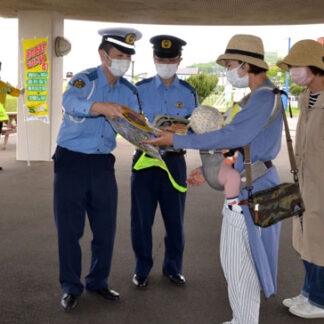 無事故の日に合わせ、厚岸署などが交通安全啓発(2021-06-27)