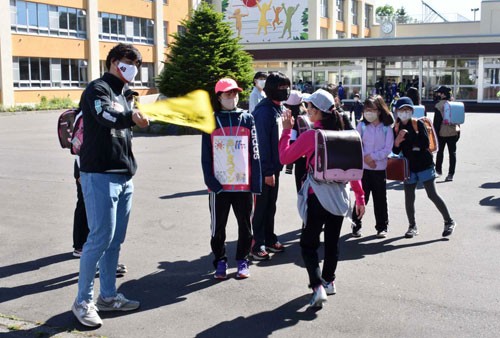 クレインズ選手が共栄小学校で見守り活動(2021-06-24)