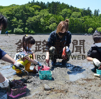 家族ら潮干狩り楽しむ、大粒のアサリに歓声(2021-06-29)