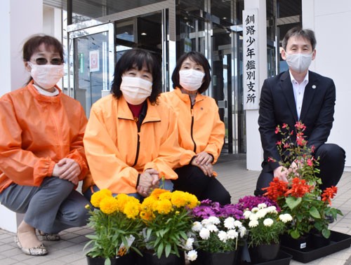 釧路更生保護女性会が少年鑑別支所へ花の苗寄贈(2021-06-24)