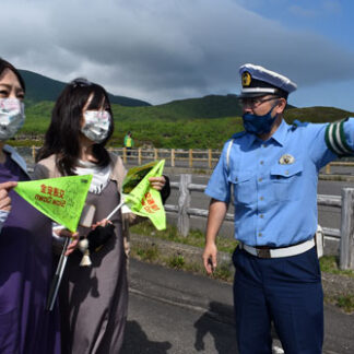 ドライバーに安全運転訴え　知床峠で啓発活動(2021-06-26)