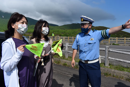 ドライバーに安全運転訴え 知床峠で啓発活動(2021-06-26)