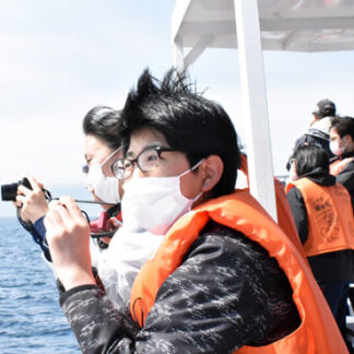 イルカやクジラに歓声　修学旅行生受け入れ再開　羅臼(2021-07-15)