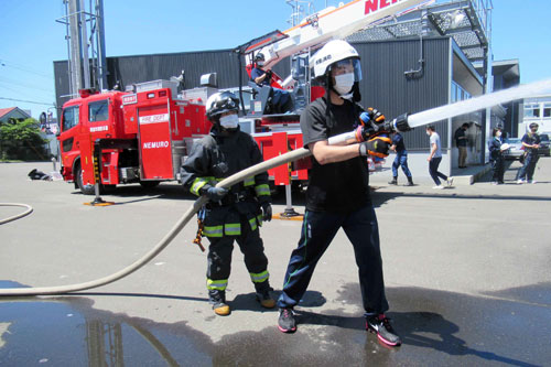 根室高生、放水や救急救命士体験 市消防本部が説明会(2021-07-31)