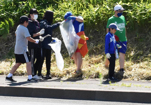 学校周辺で清掃活動 塘路小中(2021-07-27)