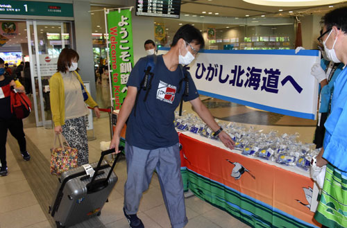 釧路―伊丹線横断幕で歓迎 ANA季節運航スタート(2021-08-01)