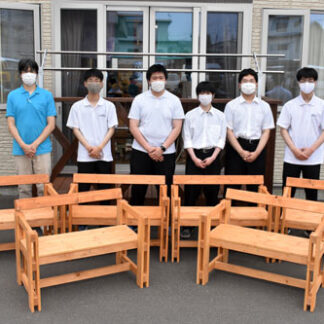 工業高校が生徒作製のベンチ　介護施設に寄贈(2021-07-29)
