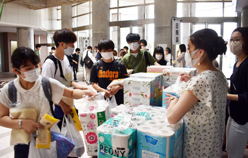 コロナ禍困窮 学生支援 釧公大で食品など配布 中小企業家同友会支部(2021-07-24)