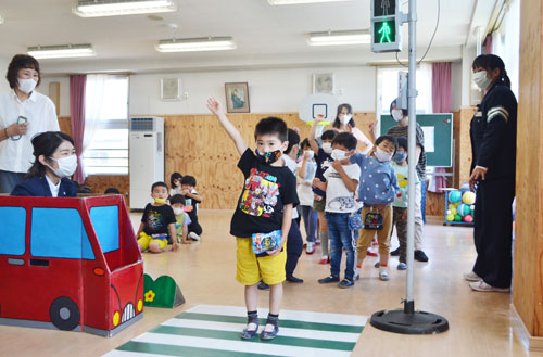 横断歩道しっかり確認 ひばり幼稚園で安全教室 釧路(2021-07-24)