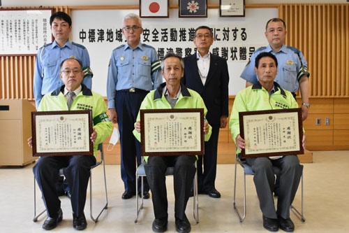 松村、奥、中野さんに感謝状 地域の交通安全に貢献(2021-07-31)