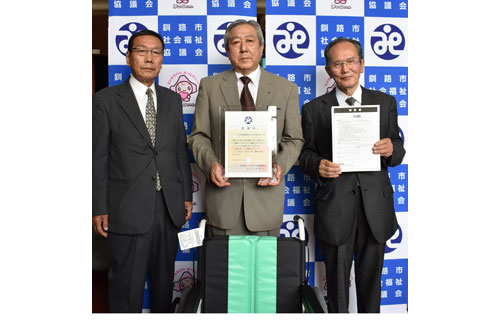 三洋電機洋友会が市社協に車椅子 道内第1号(2021-07-28)