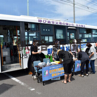 ラッピングバスで北方領土啓発活動(2021-07-24)