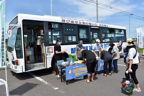 ラッピングバスで北方領土啓発活動(2021-07-24)
