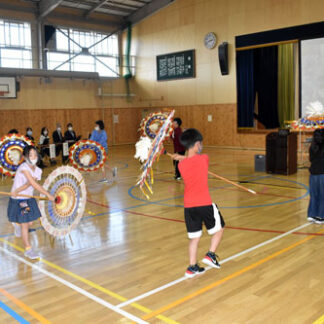 鳥取小　伝統文化で交流　姉妹都市、鳥取県賀露小とオンライン(2021-07-15)