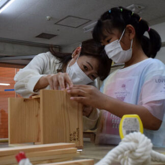 親子で地産地消体験、子供ら木工楽しむ(2021-08-01)