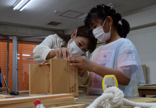 親子で地産地消体験、子供ら木工楽しむ(2021-08-01)