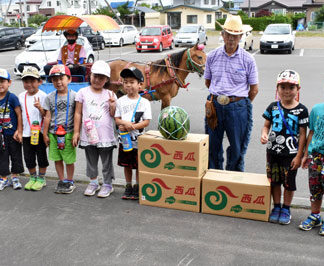 標茶の梅田さん、保育園に馬車でスイカ寄贈(2021-08-01)