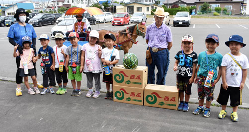 標茶の梅田さん、保育園に馬車でスイカ寄贈(2021-08-01)