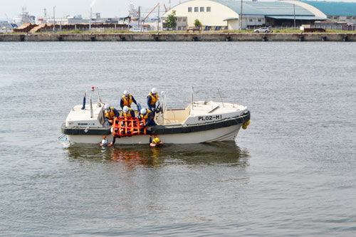 転落者引き上げ手順確認 巡視船乗組員と救助訓練 釧路海保(2021-07-21)