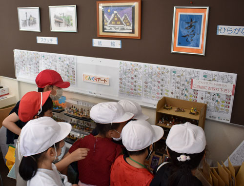 どんぐりで動物やキャラ 貝塚郵便局で米塚さんアート展(2021-07-31)