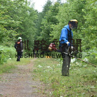 サミットの森で下草刈りに汗(2021-07-24)