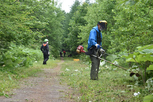 サミットの森で下草刈りに汗(2021-07-24)