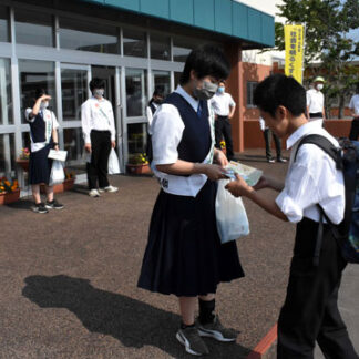 健全育成願いあいさつ運動　大楽毛中で保護司会ら(2021-07-28)