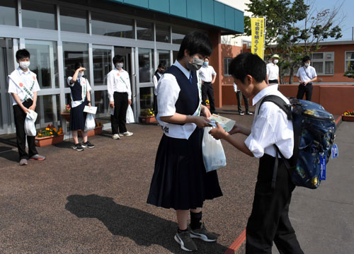 健全育成願いあいさつ運動 大楽毛中で保護司会ら(2021-07-28)