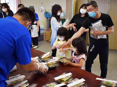 短角牛丼求め「じぃ~んこども食堂」にぎわう(2021-07-30)