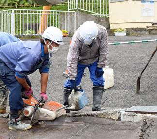 萬木建設が排水溝補修(2021-07-13)