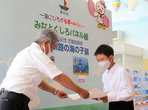 「海の日」児童絵画ずらり イオン釧路昭和店に20点(2021-07-24)